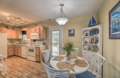 Beaufort Pad with Patio 3 Blocks to Waterfront! - Foto 9