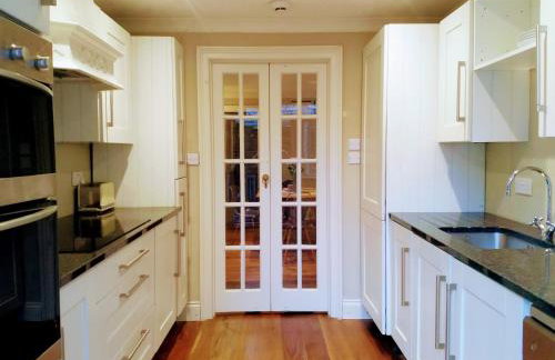 Elegant & spacious parkside 2-bedroom 2-bathroom flat in period building facing Blackheath - parking, great Greenwich location, easy for O2 Arena and City, very near Marathon start line! - Foto 4