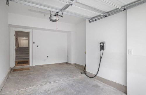 NEW Luxury Condo, Rooftop Terrace, EV Charger! - Foto 65