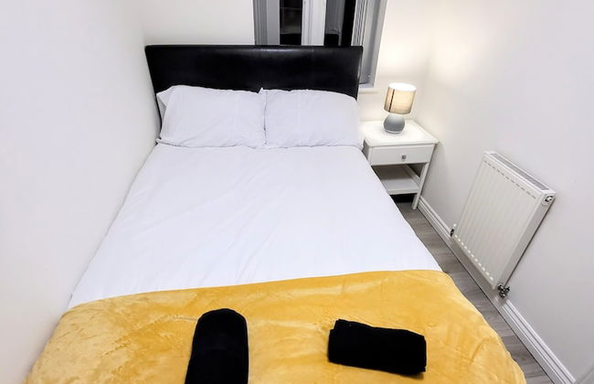 Large Modern House with Parking - Photo 6