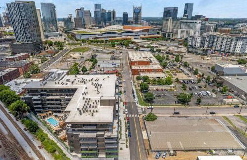 Skyline View, Pool, Gym, Balcony's, Walk to BWay! - Foto 19