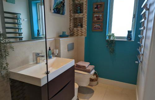 Unique, Spacious, Self-Built Eco Home with huge garden and movie room - Photo 25