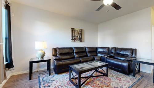 Charming family friendly home, enclosed backyard & 20 miles from San Antonio - Foto 5