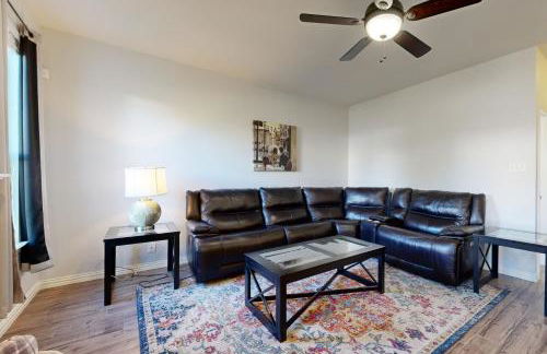 Charming family friendly home, enclosed backyard & 20 miles from San Antonio - Foto 5