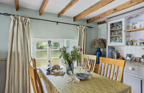 Duck Cottage - Waters Edge, Exclusive Village Location - Photo 13