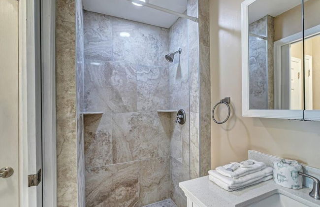 Beautifully Renovated 5 Bedroom with Guest House 5 Home by RedAwning - Foto 40