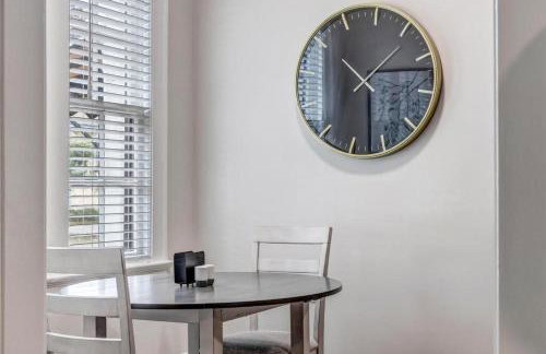 Historic SidexSide Apt-Blocks from Shoppes of Avon - Foto 8