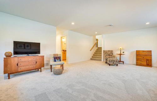 Deck with Forest Views Modern Home in Rochester! - Foto 20