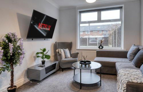 Vibrant 3BR Getaway Sleeps 6 Exclusive Offer - Photo 1