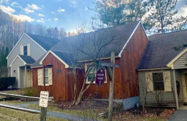 Cozy Ski in out Cabin in Berkshire Resort - Foto 11