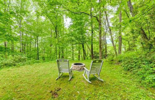 Serene Maggie Valley Retreat with Deck and Hot Tub! - Foto 23
