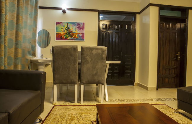 Three Bedroom art themed apartment - Photo 14