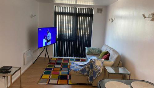 Cozy Entire Apartment with Free onsite Parking, 2-Min Walk to Barking Station - Foto 4