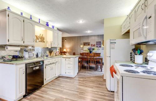 Holiday Island Family Home on 13th Green! - Foto 8