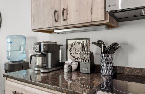 NEW Elegant Downtown Escape with Modern Comforts - Foto 17