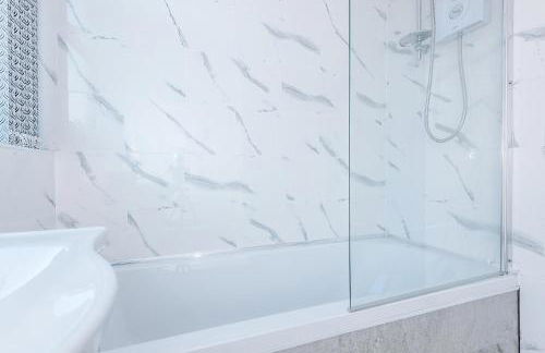 3 Bed house - Free Parking - Free Wifi - Foto 24