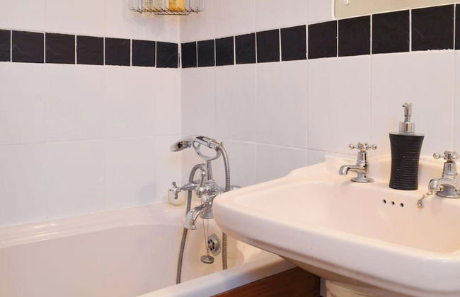 Riverside 2-bed Cottage, Sleeps 3 With Parking - Foto 7