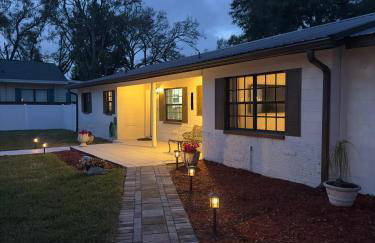 Poolside Paradise with Basketball Court - Foto 49