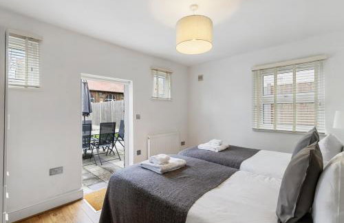 Two Bed Flat in Bush Hill Park - Photo 20