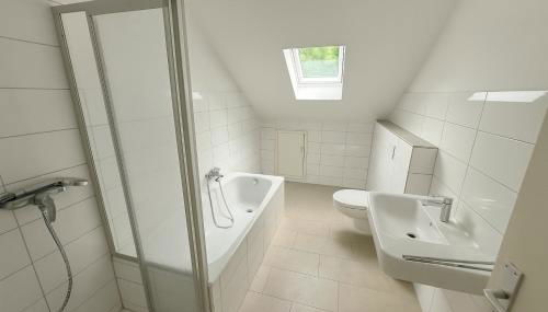 MODERN, VOLLAUSGESTATTET, GROßER PARKPLATZ, 6 ZIMMER - Foto 3, Shower