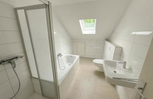 MODERN, VOLLAUSGESTATTET, GROßER PARKPLATZ, 6 ZIMMER - Foto 3