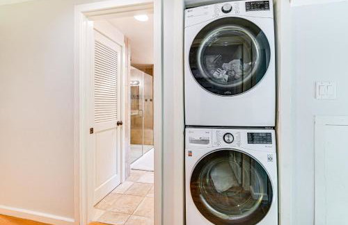 8 Mi to Tanglewood and Butternut Ski Spacious Home! - Foto 30