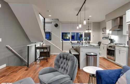 Modern Townhome Near Downtown walk to CWS! - Foto 14