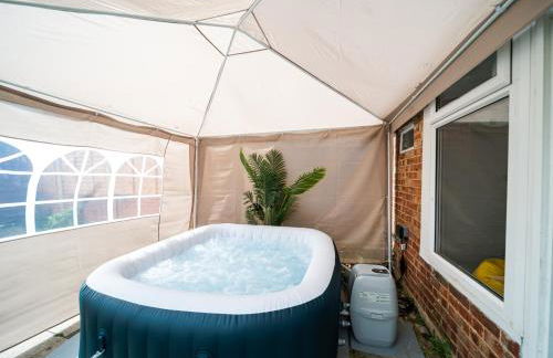 Open Mind Property - HotTUB, 4 Beds & 2 Free Parking - Foto 1