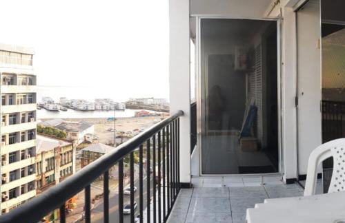 Riverfront Retreat Prime Location Apartment with Stunning Views of the RioNegro - Foto 6