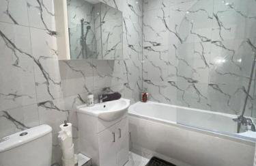 The Felix Apartments - 3 Bedrooms - FREE Parking - Close to train station - Photo 23