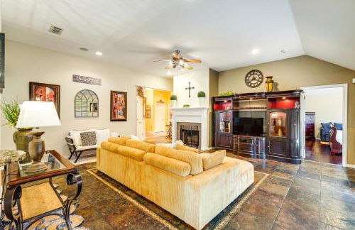 DFW Fun Awaits Family Home in Crowley! - Foto 1