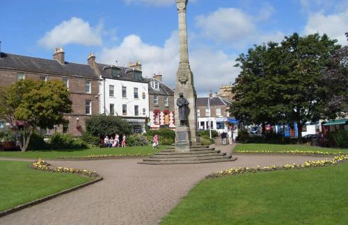 Gilmore House - 5 Bedroom Victorian Home with Hot Tub - Photo 43