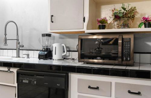 Entire Private Home with 4 Bedrooms 2 Bathrooms, 6 Beds, Hot Tub, King Bed, 6 Parking, Big Yard, Available Now - Foto 39