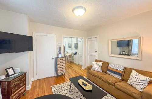 ½ mile to Longwood Medical, Renovated, Pub Trans - Foto 1