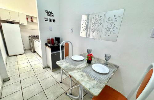 APT-10 Completo Com Ar-Condicionado Garagem Predio Central Perto de tudo - Foto 3