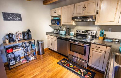 Ascension Cabin - hot tub, fire pit, babbling brook - Foto 20