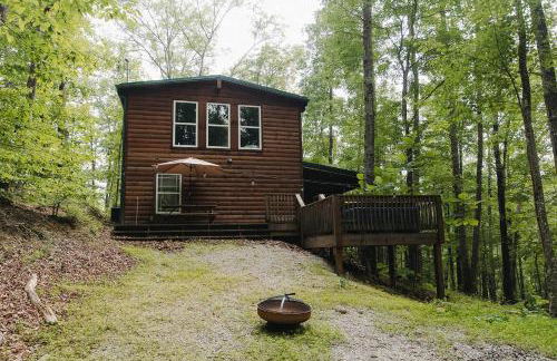 "The Lantern" Woodsy Cabin Experience w/ HotTub - Foto 25