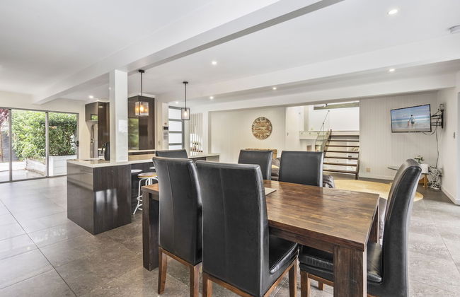 Essence House - 4 Bedroom Holiday Home - Photo 5