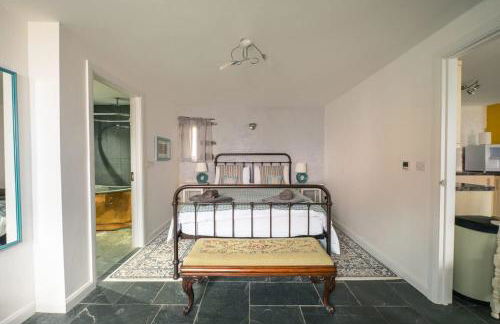 St Davids Hideaway with Roll-top Bath & Log Burner - Photo 3