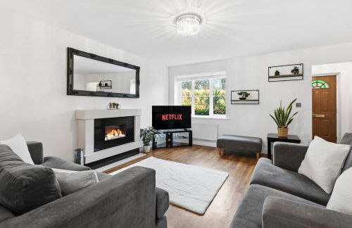 Stylish 3-Bed House in Newton-le-Willows - Private Parking & Garden - Foto 1