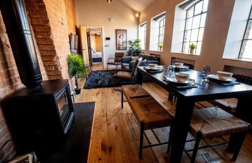 DJH Homes - Luxurious and chic 3BR Grade II Industrial House with log burner and electric blinds - JQ, Birmingham City - Foto 13