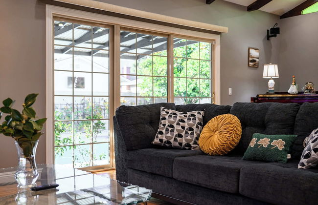 Luxury Estate With Sparkling Pool & Elegant Amenities - Foto 38