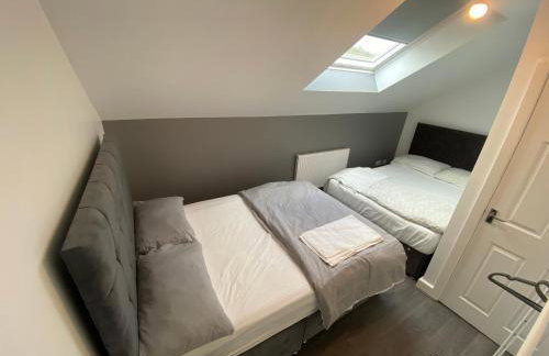 3- Bedroom House -Private Parking - contractors welcome- 2 Min M62 - Foto 16