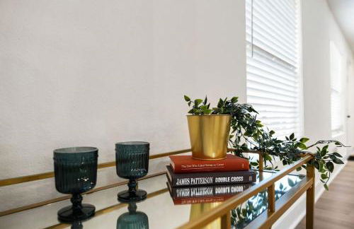 Spacious 6 Bed House near Airport, Pet-Friendly, Close to AFB - Photo 31