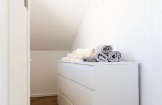 2 BR Loft - LUXUS - MODERN - PARKPLÄTZE - KAFFEE - NETFLIX - WEINBERGBLICK - KÜCHE - BALKON - Foto 2