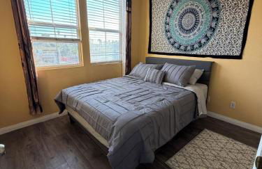 Private and Stylish 3Bdrm 3Ba Townhome, Gated Patio, King Bed, Spacious, Free Parking, Available now - Foto 13