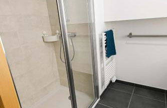 Dans résidence neuve LE SNOW ROC sur les pistes, appartement 8 personnes 2 chambres et coin montagne avec Terrasse WIFI et SAUNA - Photo 12