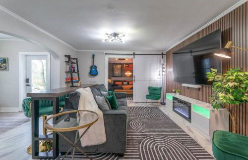 Pool Table, Arcade, Darts, 3 Car Garage, Sleeps 20 - Photo 7