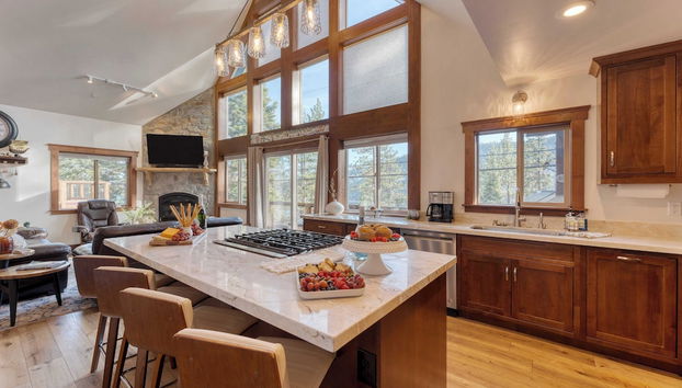 Denton by Avantstay Hot Tub, Deck w/ Fire Pit Near Skiing & Lake! - Foto 5, Interior