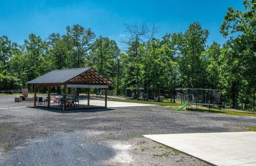 Modern Retreat 10 min-Oaklawn BBQ grill Pavillion Kids playground - Foto 14